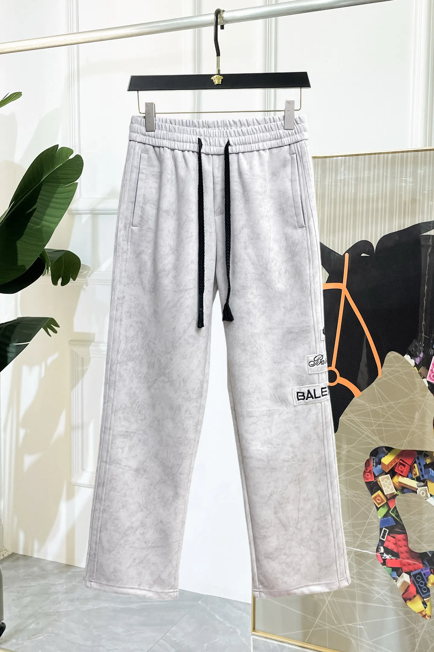 Balenciaga 🆕2026 Autumn and Winter New Arrival Casual Pants! The official website will be released simultaneously. Brand Classic LOGO casual pants, customized fabrics, excellent comfort and strong touch. Highly recognisable, perfect appearance and craftsmanship. Size:M-3XL